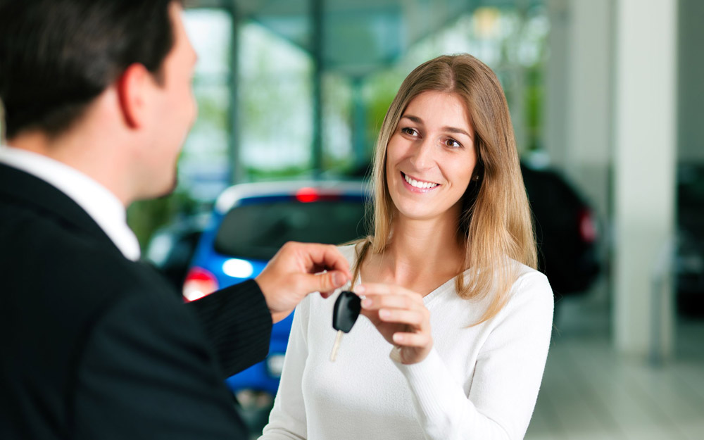 Donna Acquista un Auto Presso il Concessionario